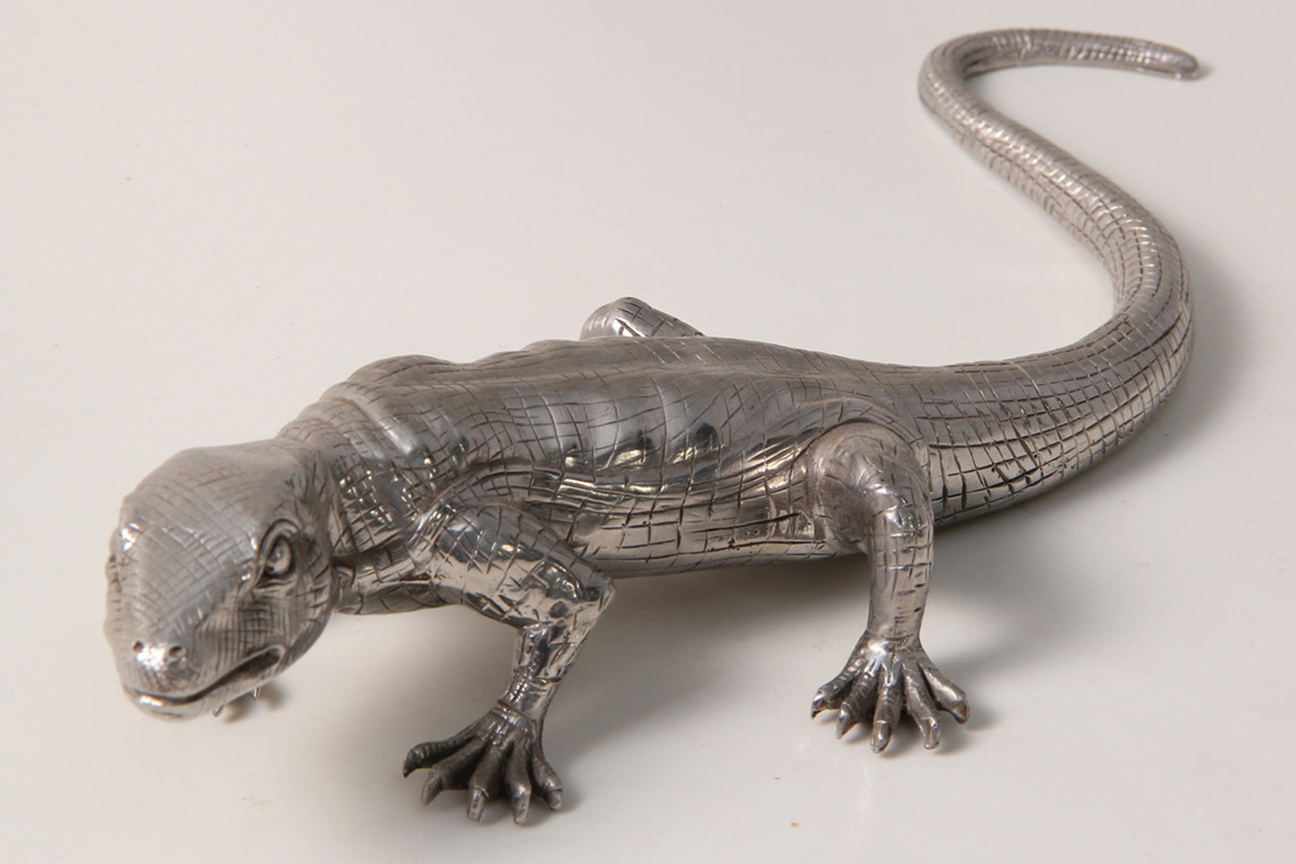 Desk sculpture Lizard
