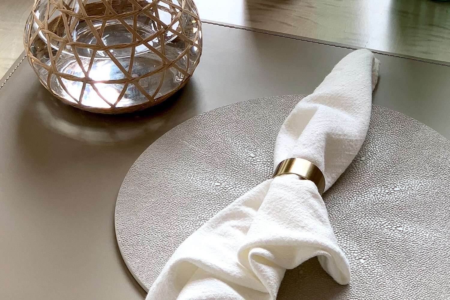 Placemats luxe white shagreen place mats