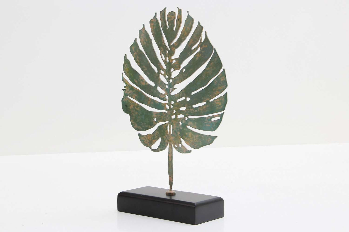 leaf sculpture table ornament